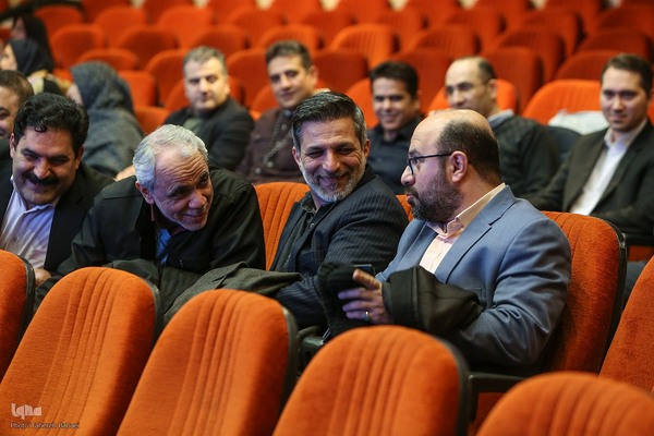 مراسم گرامیداشت هفته‌نامه بازار کار همراه با برنامه نکوداشت سیدکاظم حسینی