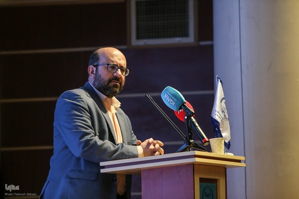مراسم گرامیداشت هفته‌نامه بازار کار همراه با برنامه نکوداشت سیدکاظم حسینی