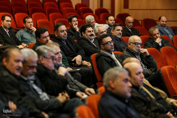 مراسم گرامیداشت هفته‌نامه بازار کار همراه با برنامه نکوداشت سیدکاظم حسینی