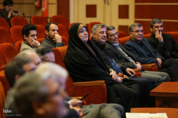 مراسم گرامیداشت هفته‌نامه بازار کار همراه با برنامه نکوداشت سیدکاظم حسینی