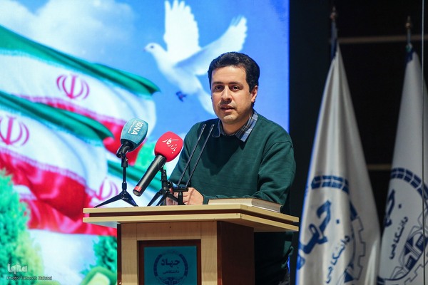 مراسم گرامیداشت هفته‌نامه بازار کار همراه با برنامه نکوداشت سیدکاظم حسینی