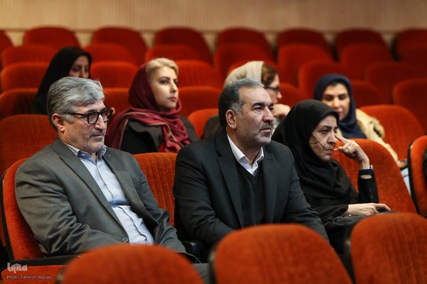 مراسم گرامیداشت هفته‌نامه بازار کار همراه با برنامه نکوداشت سیدکاظم حسینی