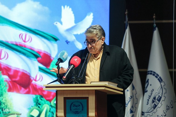مراسم گرامیداشت هفته‌نامه بازار کار همراه با برنامه نکوداشت سیدکاظم حسینی