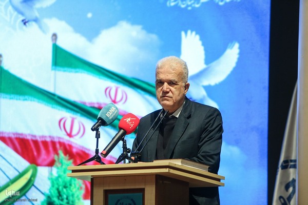 مراسم گرامیداشت هفته‌نامه بازار کار همراه با برنامه نکوداشت سیدکاظم حسینی