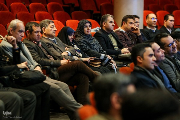 مراسم گرامیداشت هفته‌نامه بازار کار همراه با برنامه نکوداشت سیدکاظم حسینی