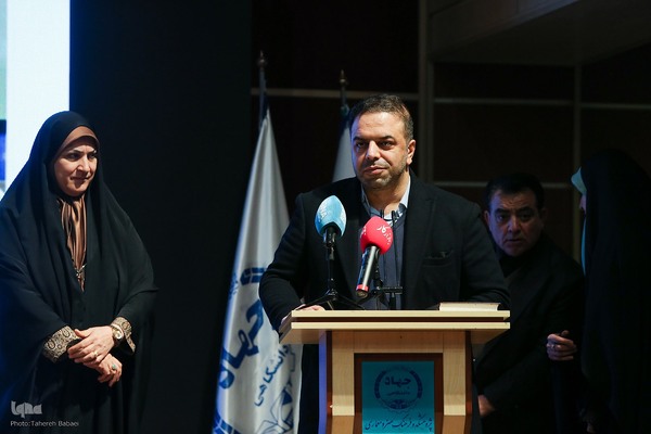 مراسم گرامیداشت هفته‌نامه بازار کار همراه با برنامه نکوداشت سیدکاظم حسینی