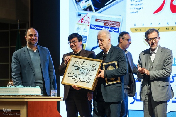 مراسم گرامیداشت هفته‌نامه بازار کار همراه با برنامه نکوداشت سیدکاظم حسینی