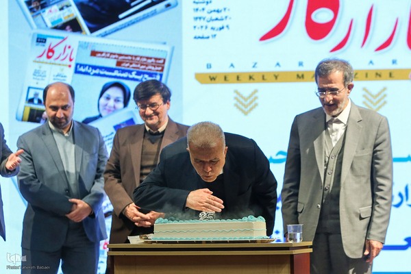 مراسم گرامیداشت هفته‌نامه بازار کار همراه با برنامه نکوداشت سیدکاظم حسینی