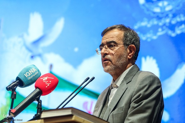 مراسم گرامیداشت هفته‌نامه بازار کار همراه با برنامه نکوداشت سیدکاظم حسینی