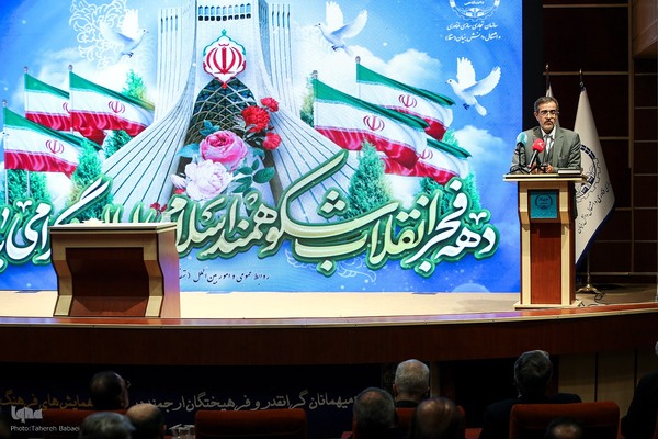 مراسم گرامیداشت هفته‌نامه بازار کار همراه با برنامه نکوداشت سیدکاظم حسینی