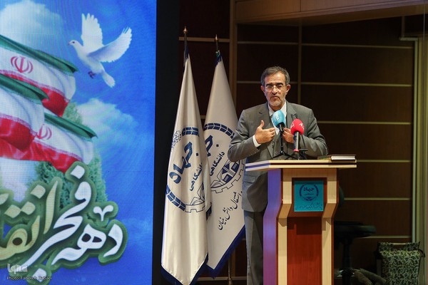 مراسم گرامیداشت هفته‌نامه بازار کار همراه با برنامه نکوداشت سیدکاظم حسینی