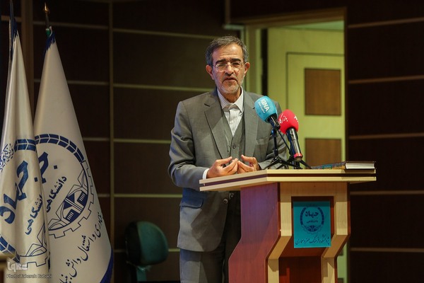 مراسم گرامیداشت هفته‌نامه بازار کار همراه با برنامه نکوداشت سیدکاظم حسینی