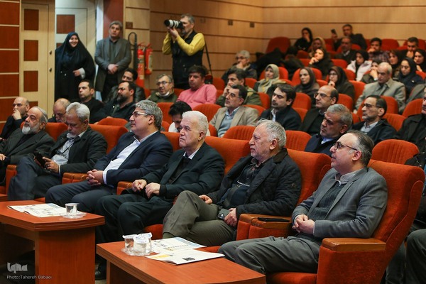 مراسم گرامیداشت هفته‌نامه بازار کار همراه با برنامه نکوداشت سیدکاظم حسینی