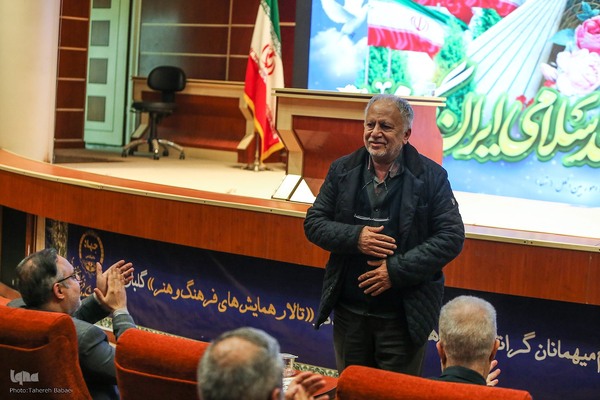 مراسم گرامیداشت هفته‌نامه بازار کار همراه با برنامه نکوداشت سیدکاظم حسینی