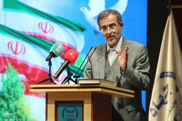 مراسم گرامیداشت هفته‌نامه بازار کار همراه با برنامه نکوداشت سیدکاظم حسینی