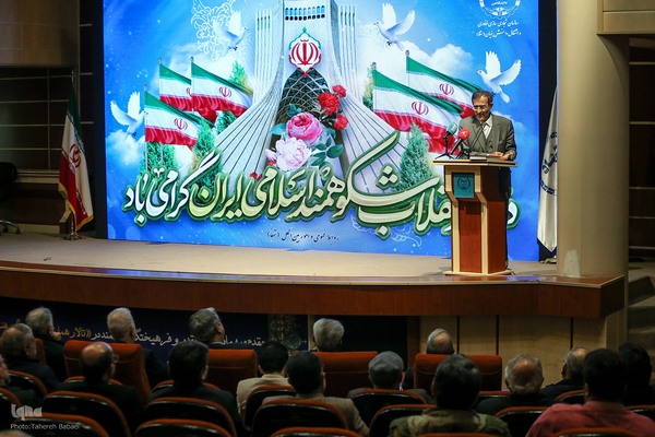 مراسم گرامیداشت هفته‌نامه بازار کار همراه با برنامه نکوداشت سیدکاظم حسینی