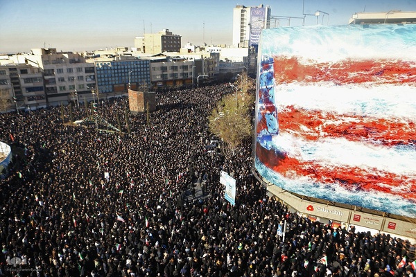 تجمع خودجوش مردم عزادار تهران در میدان انقلاب
