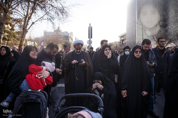 تجمع خودجوش مردم عزادار تهران در میدان انقلاب