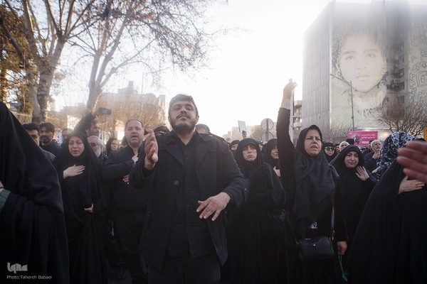 تجمع خودجوش مردم عزادار تهران در میدان انقلاب