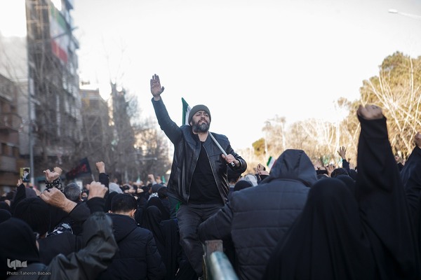 تجمع خودجوش مردم عزادار تهران در میدان انقلاب