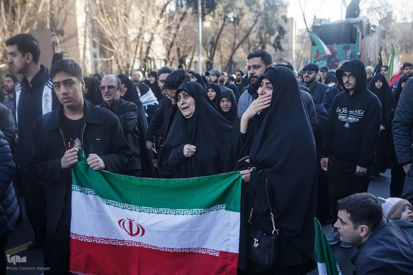 تجمع خودجوش مردم عزادار تهران در میدان انقلاب