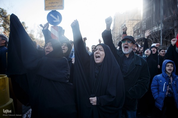 تجمع خودجوش مردم عزادار تهران در میدان انقلاب