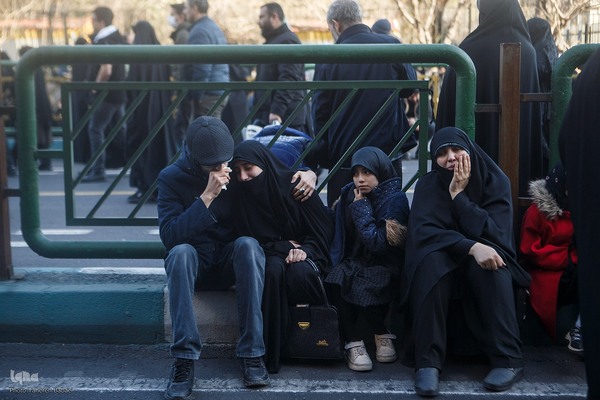 تجمع خودجوش مردم عزادار تهران در میدان انقلاب