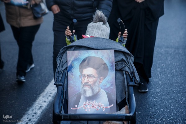 تجمع خودجوش مردم عزادار تهران در میدان انقلاب