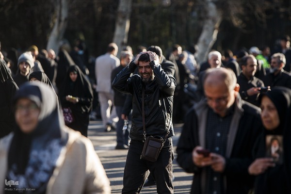 تجمع خودجوش مردم عزادار تهران در میدان انقلاب