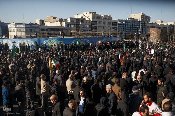 تجمع خودجوش مردم عزادار تهران در میدان انقلاب