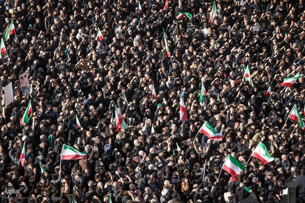 تجمع خودجوش مردم عزادار تهران در میدان انقلاب