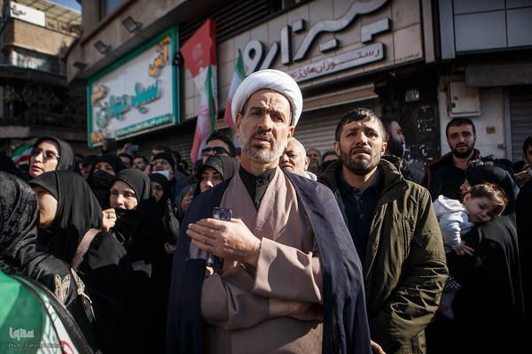 تجمع خودجوش مردم عزادار تهران در میدان انقلاب