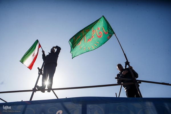 تجمع خودجوش مردم عزادار تهران در میدان انقلاب