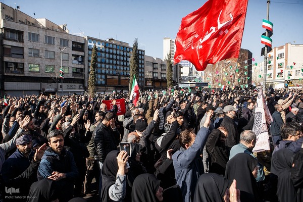 تجمع خودجوش مردم عزادار تهران در میدان انقلاب