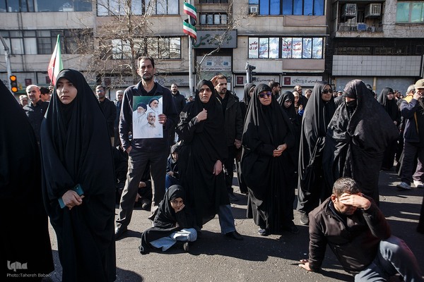 تجمع خودجوش مردم عزادار تهران در میدان انقلاب