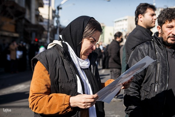 تجمع خودجوش مردم عزادار تهران در میدان انقلاب