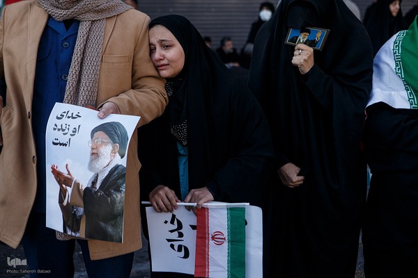 تجمع خودجوش مردم عزادار تهران در میدان انقلاب