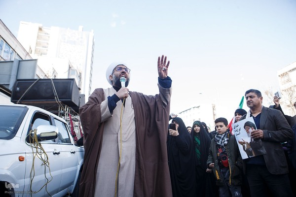 تجمع خودجوش مردم عزادار تهران در میدان انقلاب