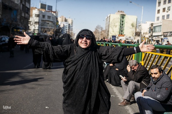 تجمع خودجوش مردم عزادار تهران در میدان انقلاب