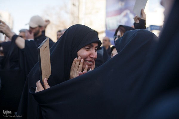 تجمع خودجوش مردم عزادار تهران در میدان انقلاب