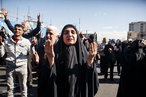 تجمع خودجوش مردم عزادار تهران در میدان انقلاب