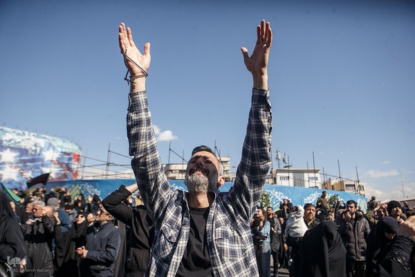 تجمع خودجوش مردم عزادار تهران در میدان انقلاب