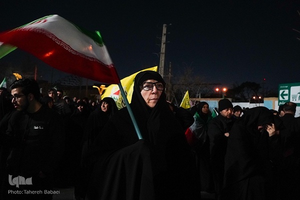 تجمع شبانه مردم در سوگ رهبر شهید