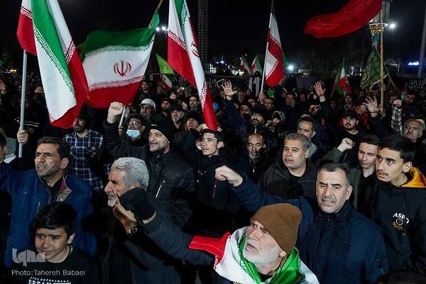 تجمع شبانه مردم در سوگ رهبر شهید