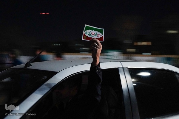 تجمع شبانه مردم در سوگ رهبر شهید