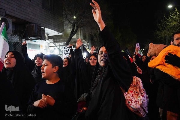 تجمع شبانه مردم در سوگ رهبر شهید