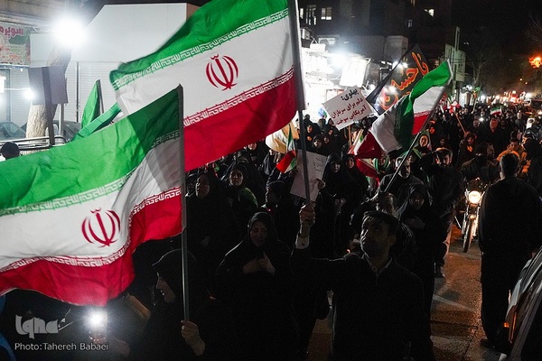 تجمع شبانه مردم در سوگ رهبر شهید