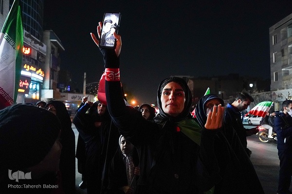 تجمع شبانه مردم در سوگ رهبر شهید