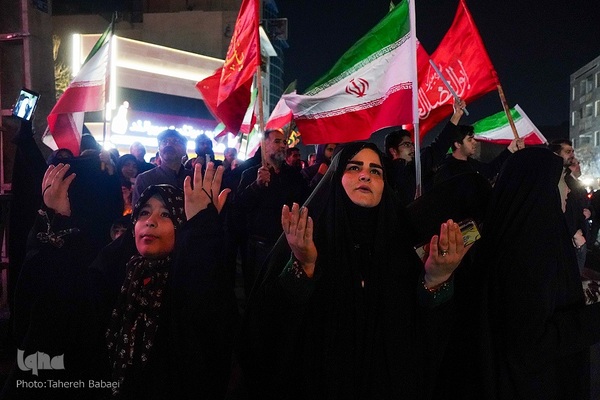 تجمع شبانه مردم در سوگ رهبر شهید