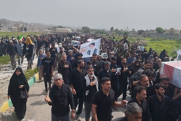 تشییع شهدای دانش‌آموز در میناب